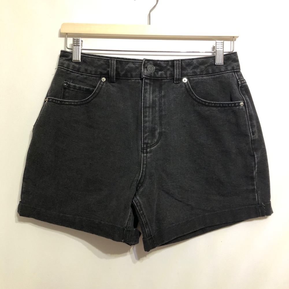 Vero Moda | Cuffed black denim mom shorts (S)